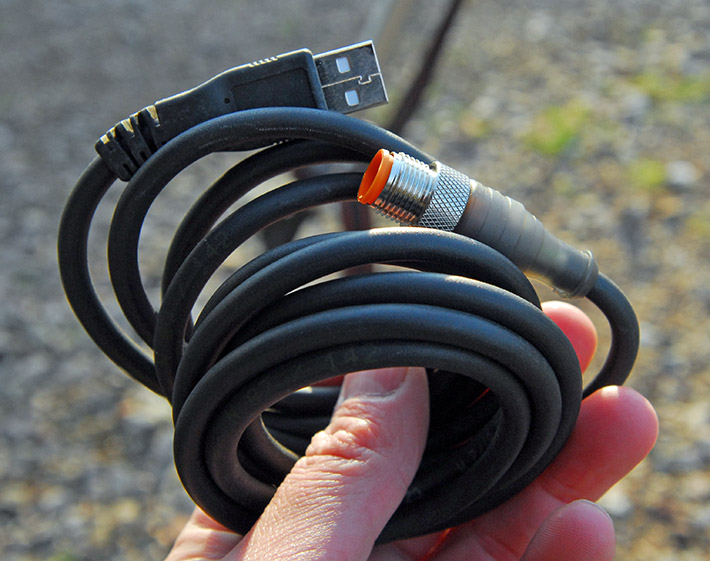 Solidny kabel zasilający, który pozwala na ładowanie akumulatora w laserze Agatec LT 300 przez port USB